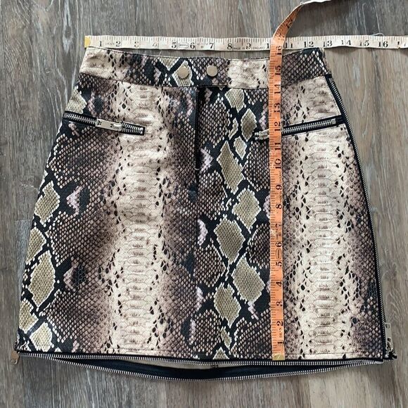 I Am Gia mini skirt faux snakeskin with zipper detailing sz xs - Picture 5 of 9